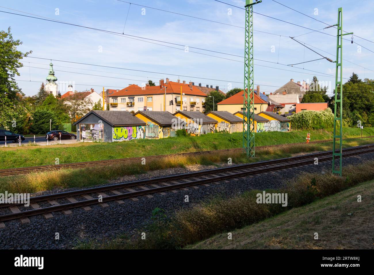 Eisenbahnstrecken und Garagen mit Graffiti, Sopron, Ungarn Stockfoto