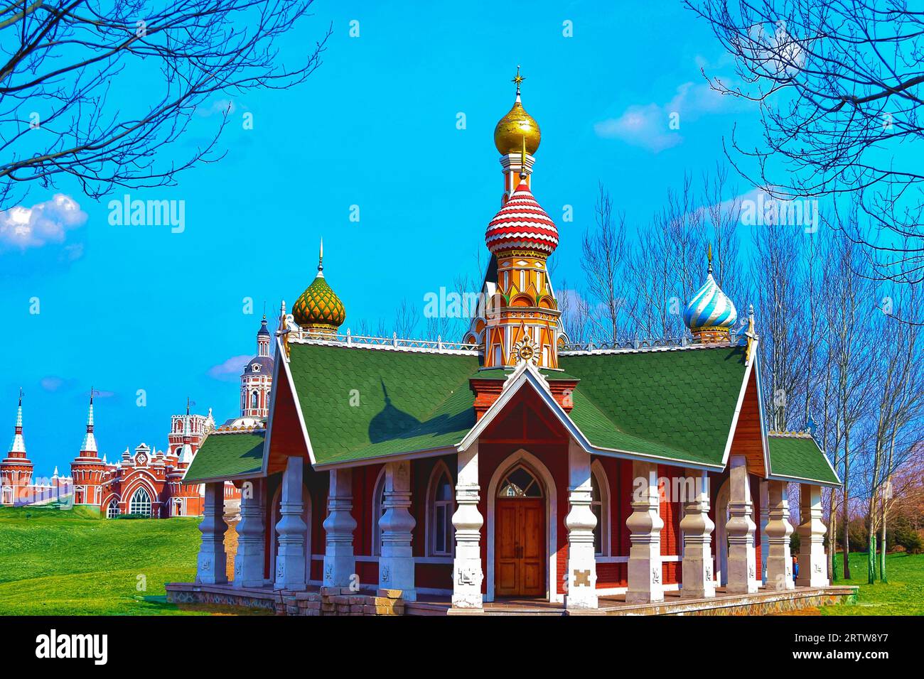 Entdecken Sie die Ruhe, während traditionelle Häuser mit Chinas atemberaubender Naturlandschaft harmonieren und eine malerische Fusion schaffen Stockfoto