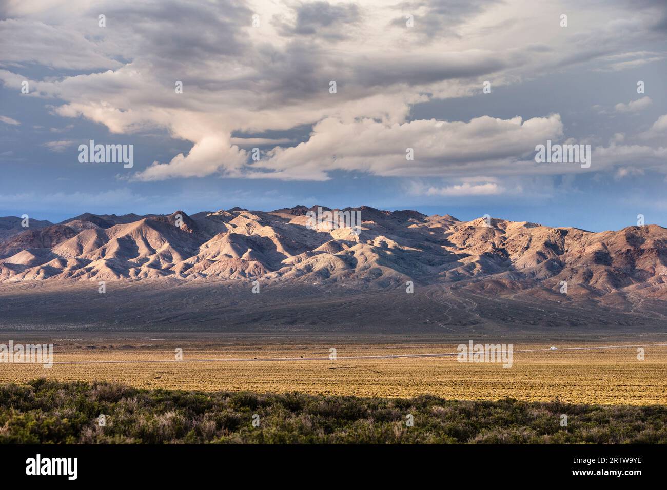 Highway 50 in der Wüste von Nevada. Stockfoto