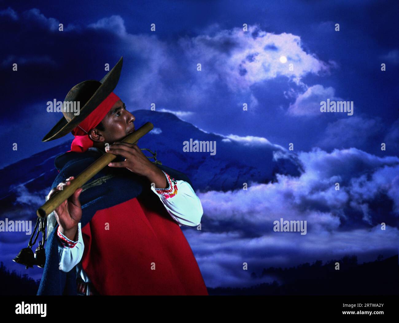 Indio spielt Flöte, Chimborazo Vulkan Stockfoto