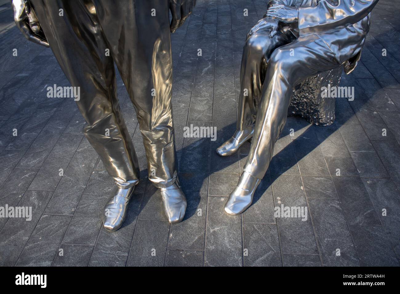 2 Metallstatuen nach unten gerichtet Stockfoto