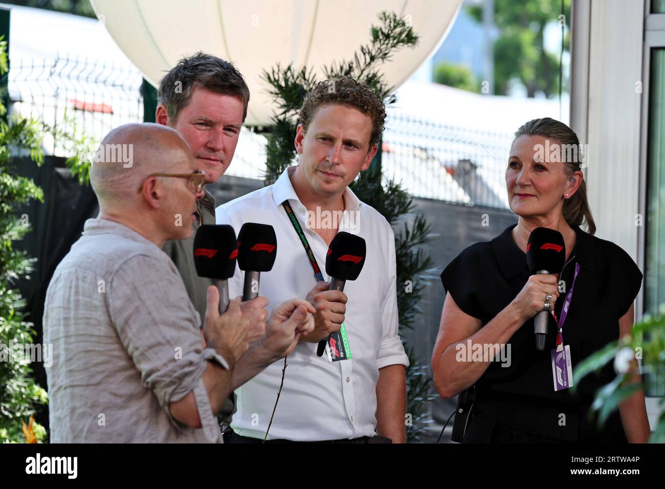 Singapur, Singapur. September 2023. (L bis R): Jacques Villeneuve (CDN); Rob Smedley (GBR) F1 Expert Technical Consultant; Sam Power (aus) Racing Driver/F1 Expert Host; Louise Goodman (GBR) Goodman Media. Formel-1-Weltmeisterschaft, Rd 16, Singapur Grand Prix, Freitag, 15. September 2023. Marina Bay Street Circuit, Singapur. Quelle: James Moy/Alamy Live News Stockfoto