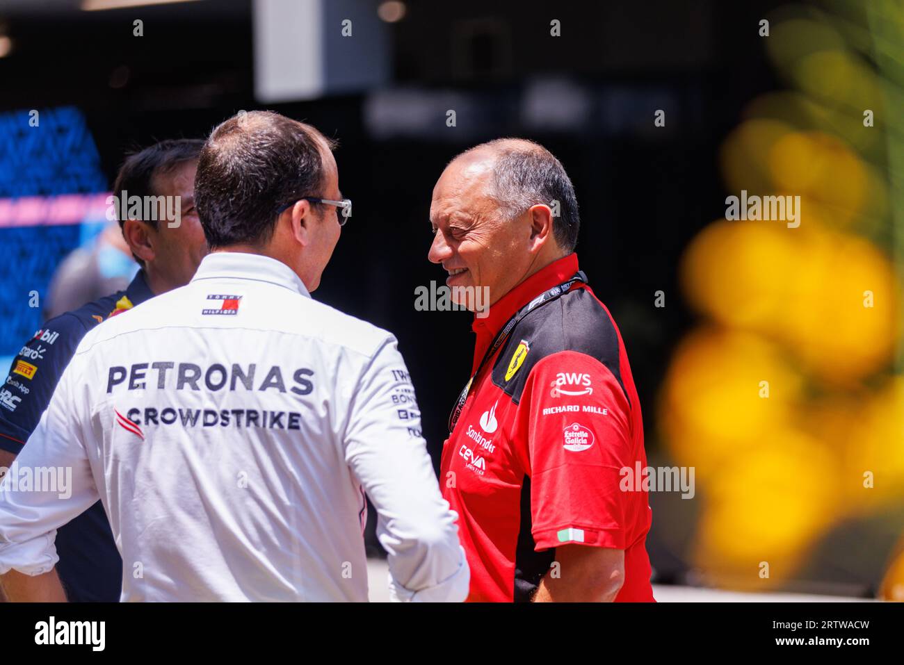 Singapur, Singapur. September 2023. Ferrari-Teamchef Frederic Vasseur (R) im Fahrerlager vor dem F1 Grand Prix von Singapur auf dem Marina Bay Street Circuit. Quelle: SOPA Images Limited/Alamy Live News Stockfoto