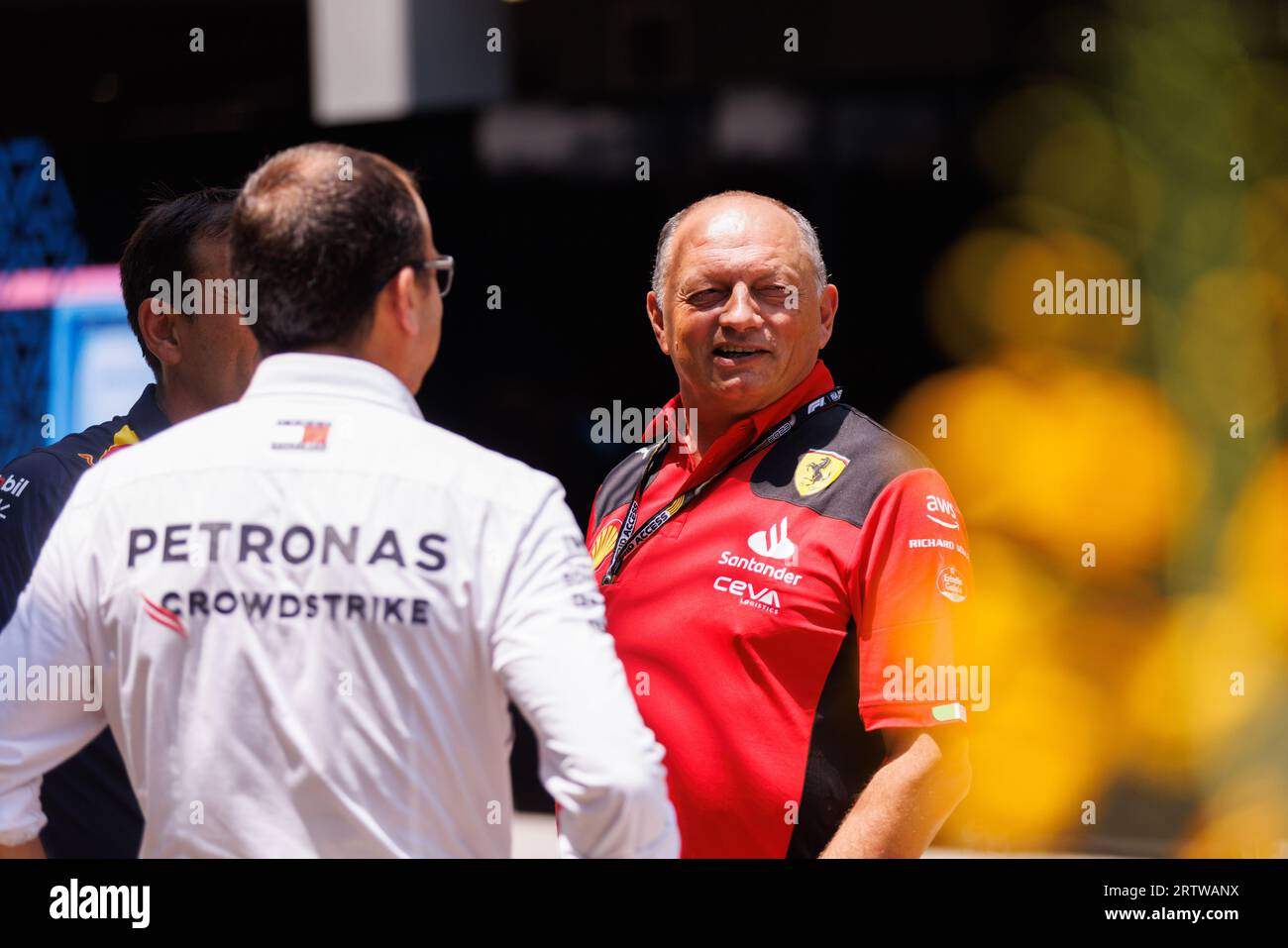 Singapur, Singapur. September 2023. Ferrari-Teamchef Frederic Vasseur (R) im Fahrerlager vor dem F1 Grand Prix von Singapur auf dem Marina Bay Street Circuit. (Foto: George Hitchens/SOPA Images/SIPA USA) Credit: SIPA USA/Alamy Live News Stockfoto