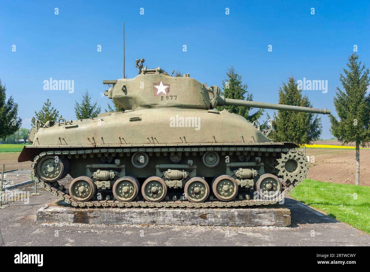 Esch-Kasematte als Teil der ehemaligen Maginot-Linie. Hier Ausstellung von M4 Sherman Tank, Hatten, Elsass, Frankreich, Europa Stockfoto