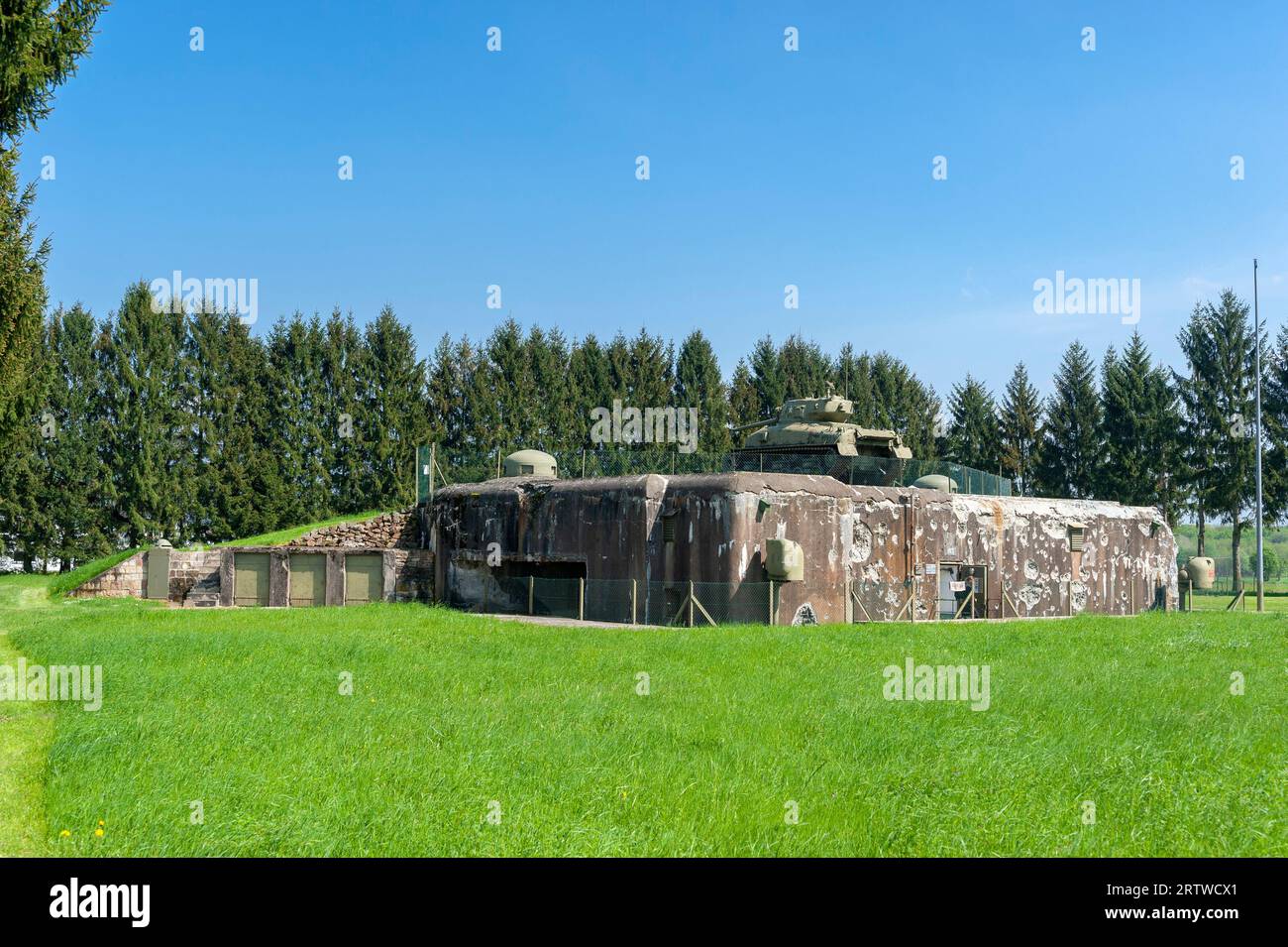 Esch-Kasematte als Teil der ehemaligen Maginot-Linie. Hier Bunker mit M4 Sherman Tanks, Hatten, Elsass, Frankreich, Europa Stockfoto