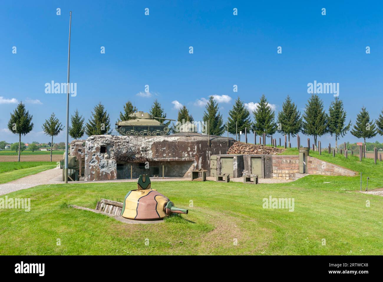 Esch-Kasematte als Teil der ehemaligen Maginot-Linie. Hier Bunker mit M4 Sherman Tanks, Hatten, Elsass, Frankreich, Europa Stockfoto