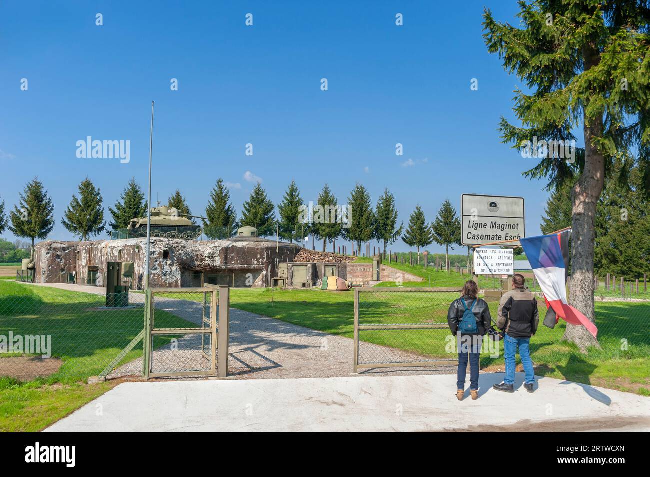 Esch-Kasematte als Teil der ehemaligen Maginot-Linie. Hier Eingangsbereich mit Bunker und M4 Sherman Tank, Hatten, Elsass, Frankreich, Europa Stockfoto