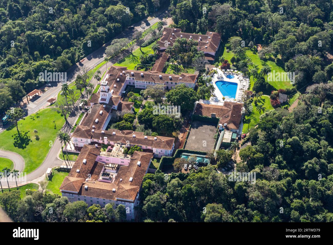 Wunderschöner Blick aus der Luft auf das Cataratas Hotel und den grünen Regenwald Stockfoto