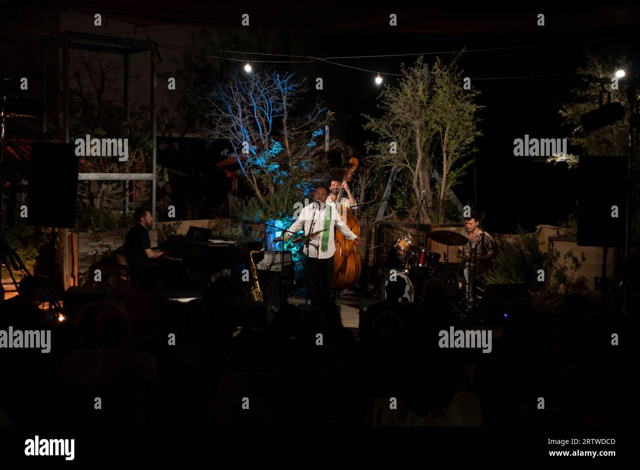 Abatte Barihun israelischer Jazzsaxophonist und Komponist, Mitglied der Beta Israel Community, auch bekannt als äthiopische Juden, spielt live in der Muslala Open Reactivity Community auf dem Dach des Clal Center Building am 12. September 2023 in Jerusalem, Israel. Jerusalem ist nach wie vor Israels größte Stadt mit Einwohnern, die zwischen den (technisch geeinten) zwei Hälften der Stadt aufgeteilt sind und fast eine Million Menschen umfassen. Stockfoto