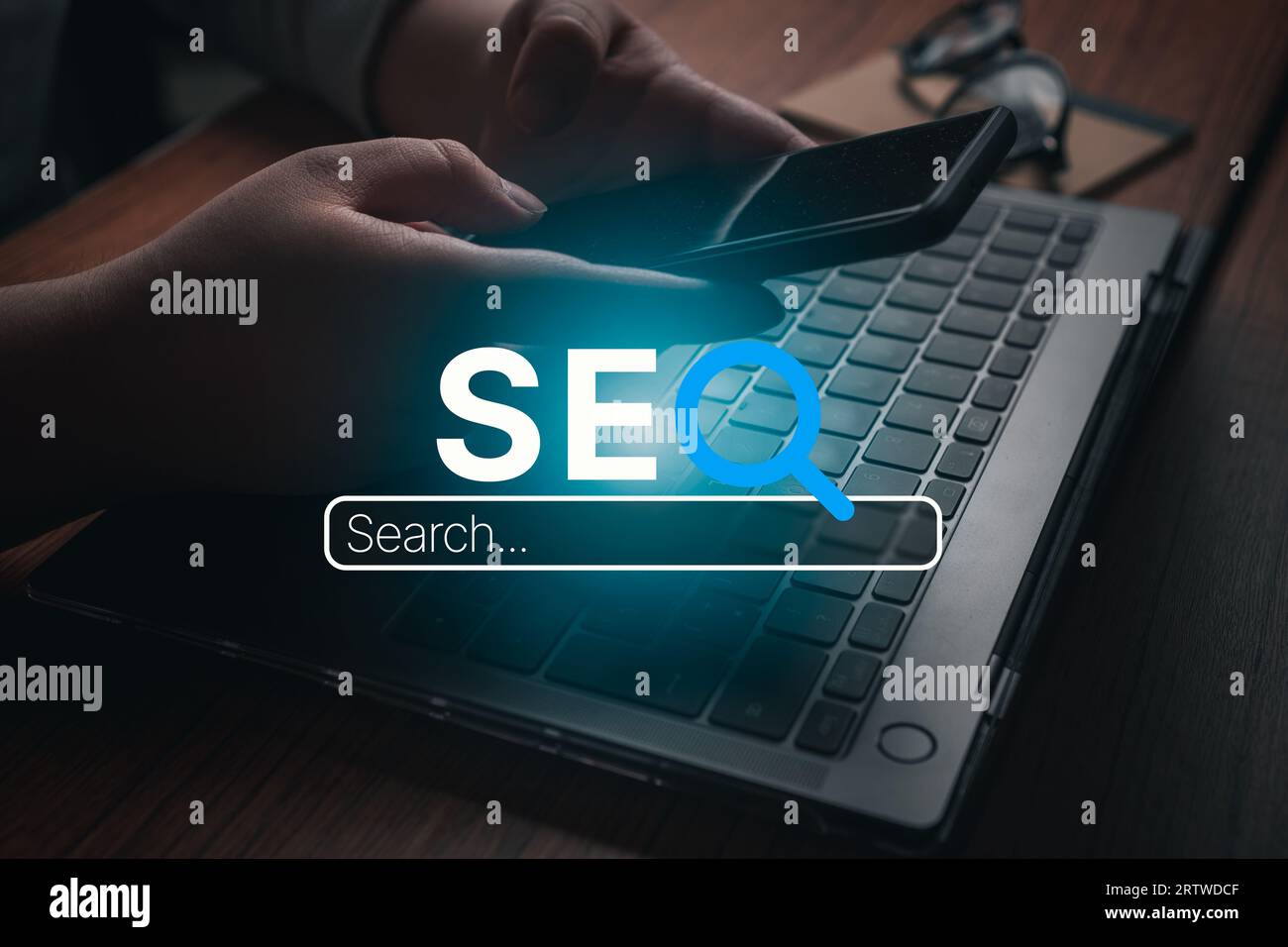 Frau, die ein Smartphone mit VR SEO-Textoberfläche verwendet. SEO Search Engine Optimization Konzept. Ranking des Traffics auf der Website. Digitales Marketing. Stockfoto