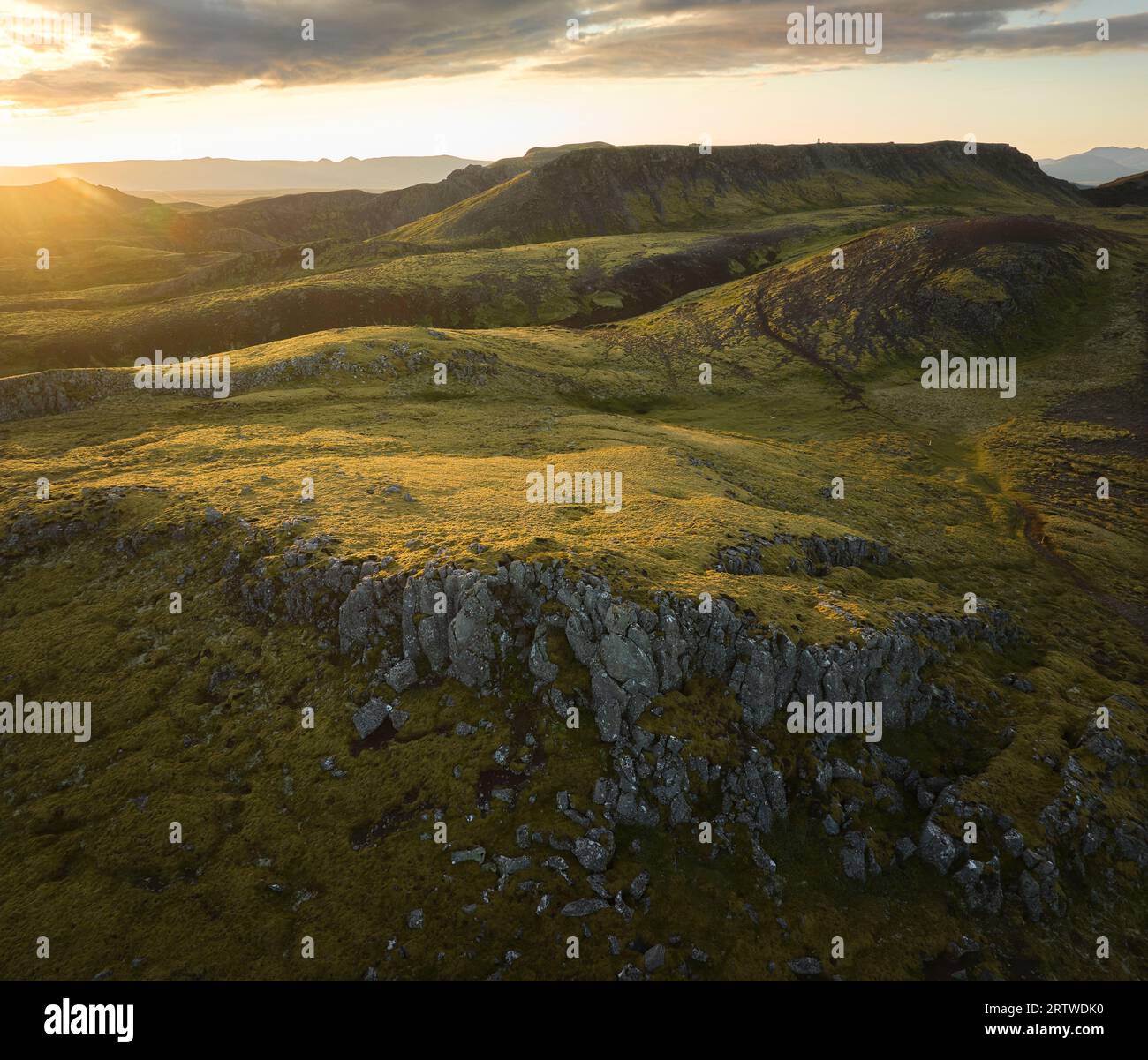 Fantastischer Blick auf die bergige Formation mit trockenem Gras bei Tageslicht Stockfoto