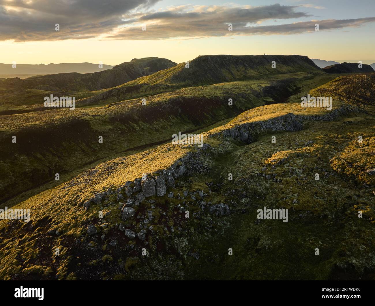 Bergiges Gelände mit trockenem Gras und felsigen Hängen Stockfoto