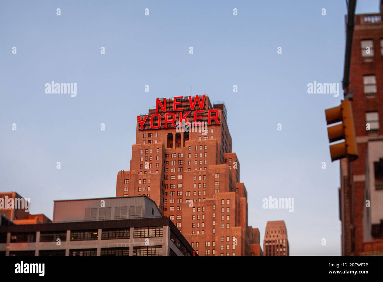 Das New Yorker Hotelgebäude in NYC bei Sonnenuntergang am klaren Himmel Stockfoto