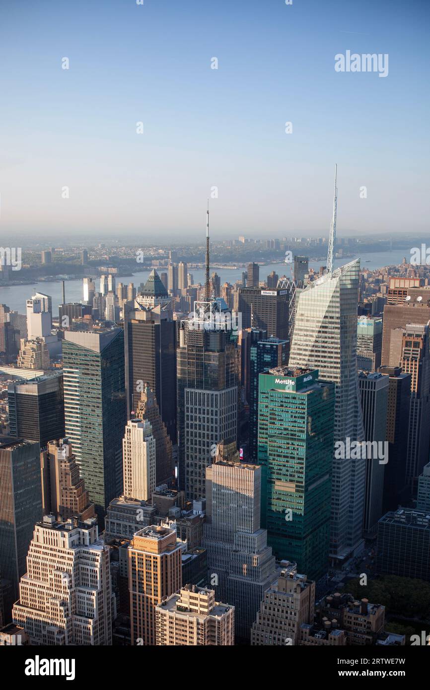Manhattan von oben auf dem Empire State Building vertikal Stockfoto