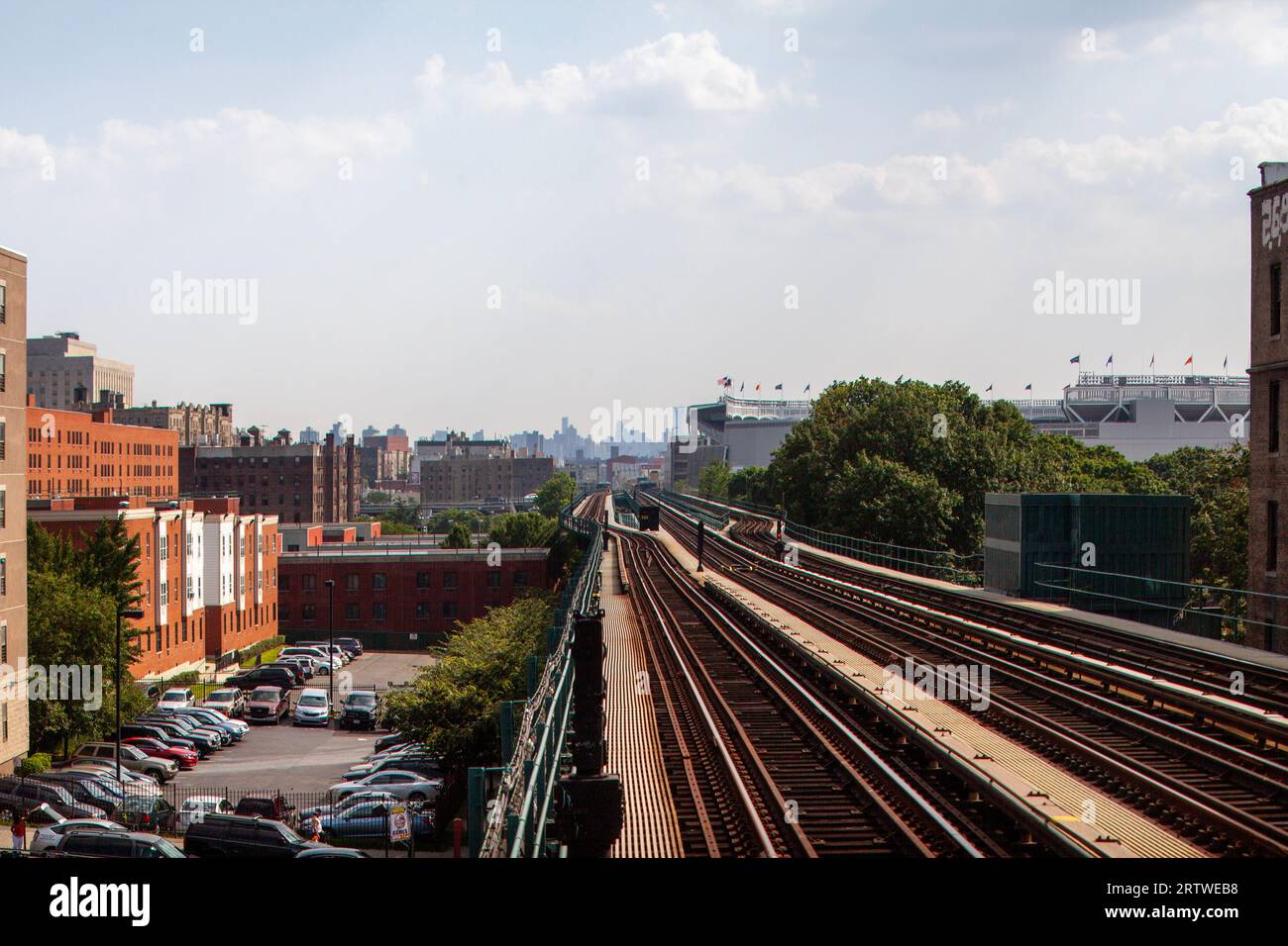 U-Bahn-Schienen, die vom Bronx Yankee Stadium in die Stadt führen Stockfoto