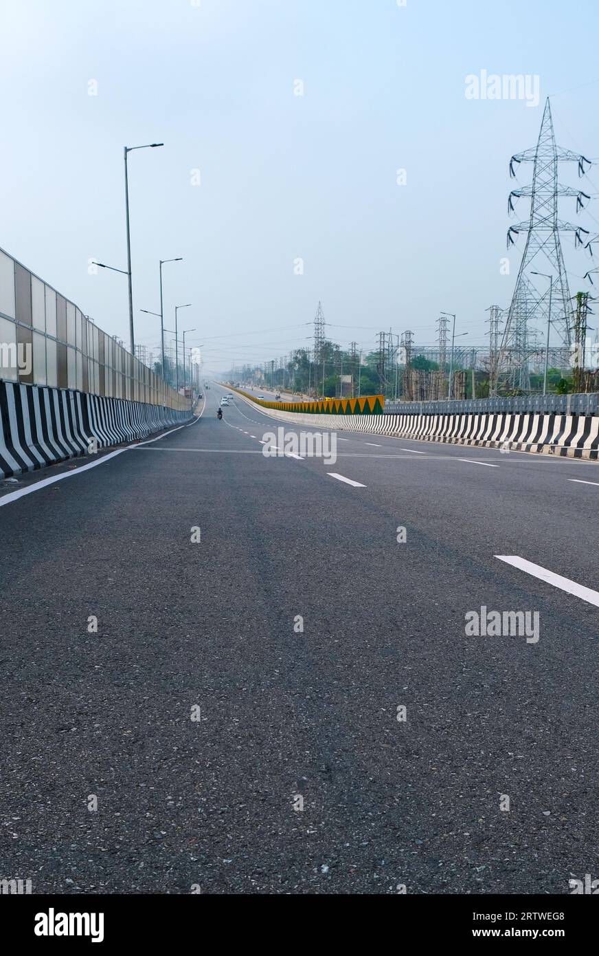 Leere Straße in Gurugram, Haryana, Indien Stockfoto