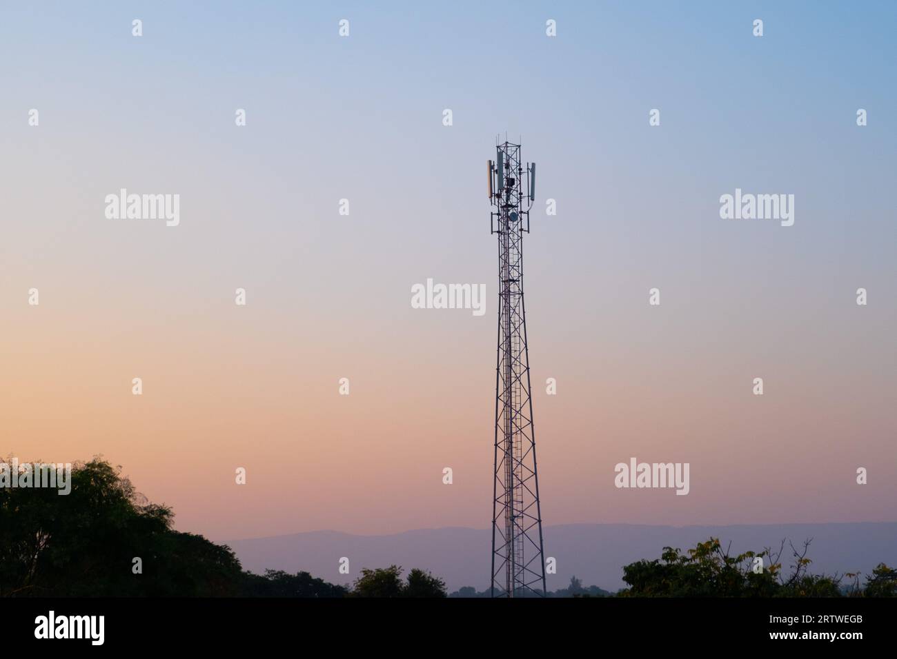 Telekommunikationsturm in ländlicher Umgebung in der Abenddämmerung Stockfoto