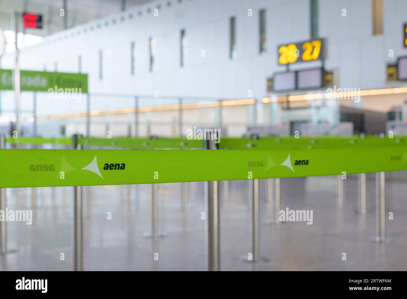 Santiago de Compostela, Spanien, 12. September 2023: Blick auf die leere Warteschlange am internationalen Flughafen Aena von Santiago de Compostela Stockfoto