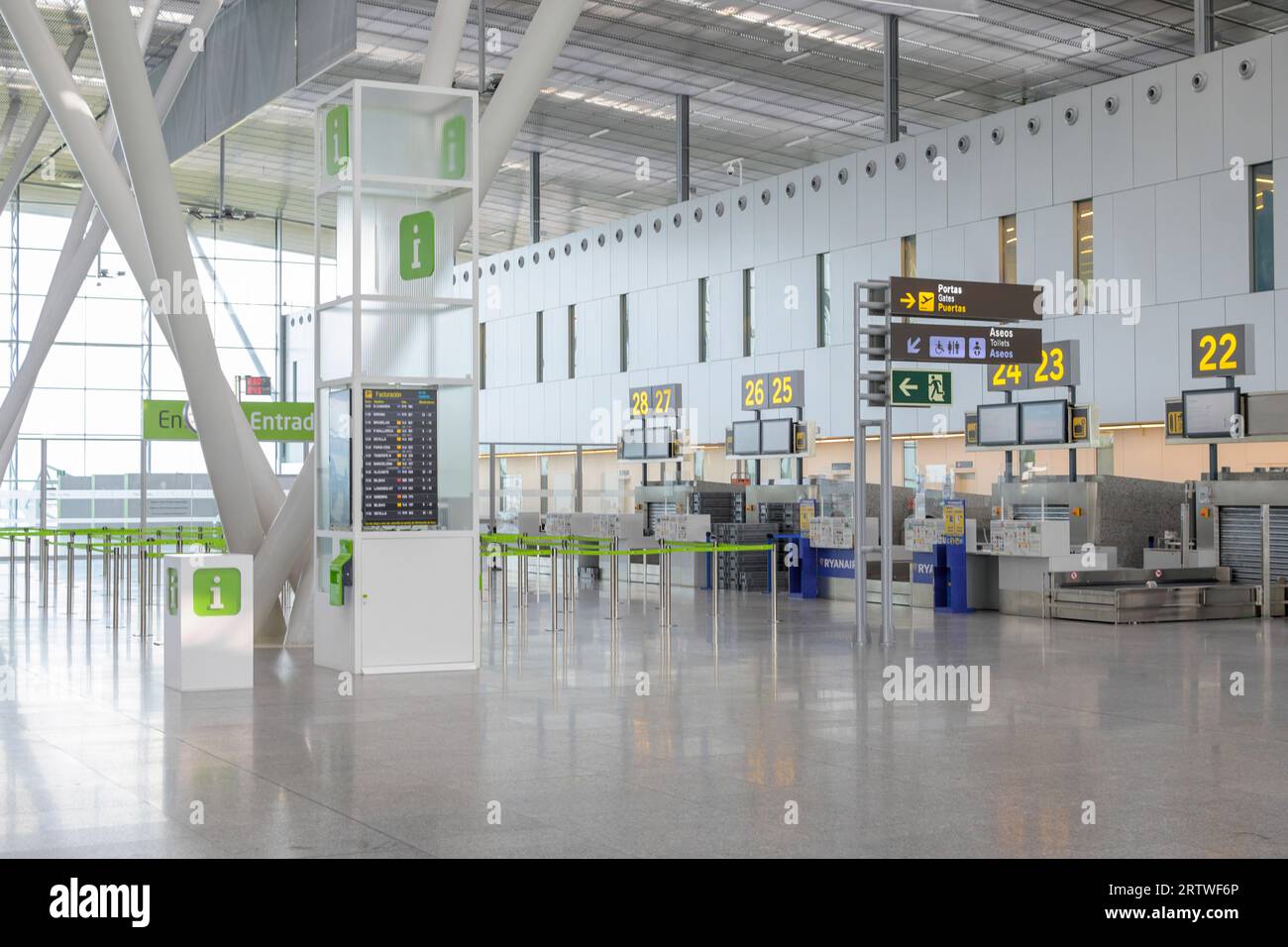 Santiago de Compostela, Spanien, 12. September 2023: Blick auf die leere Warteschlange am internationalen Flughafen Aena von Santiago de Compostela Stockfoto