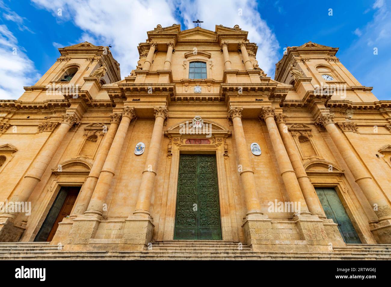 Die Fassade der Kathedrale von Noto ist ein Meisterwerk des sizilianischen Barocks und ein bedeutendes Wahrzeichen. Stockfoto