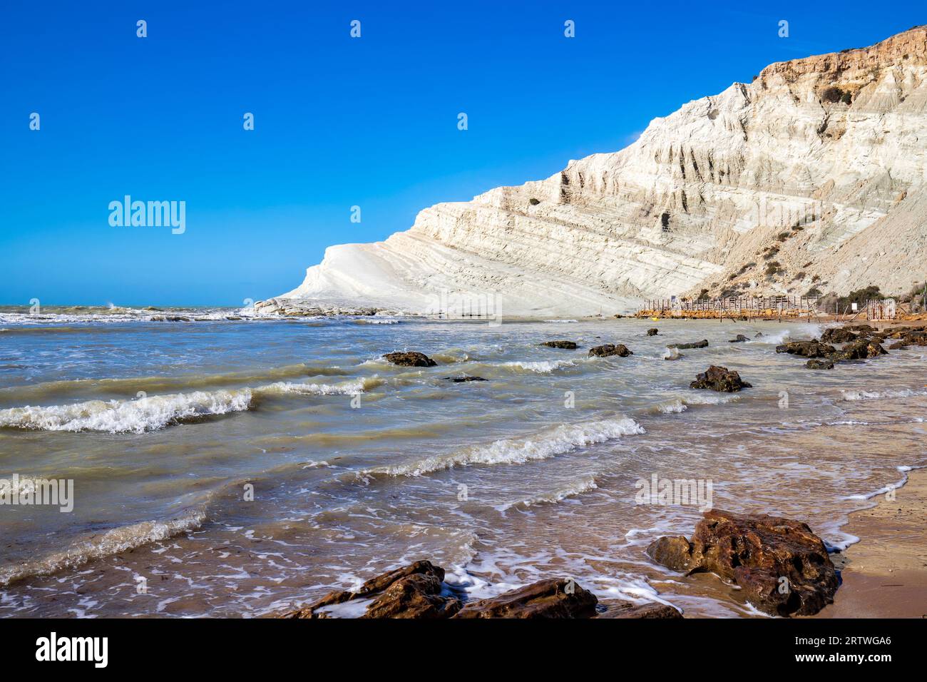 Blick auf die weißen Kalksteinfelsen mit dem Strand an der Türken-Treppe oder der Türkischen Treppe in der Nähe von Realmonte in der Provinz Agrigento. Sizilien, Italien Stockfoto