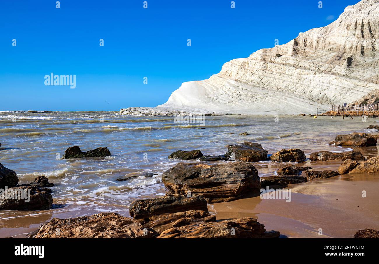 Blick auf die weißen Kalksteinfelsen mit dem Strand an der Türken-Treppe oder der Türkischen Treppe in der Nähe von Realmonte in der Provinz Agrigento. Sizilien, Italien Stockfoto