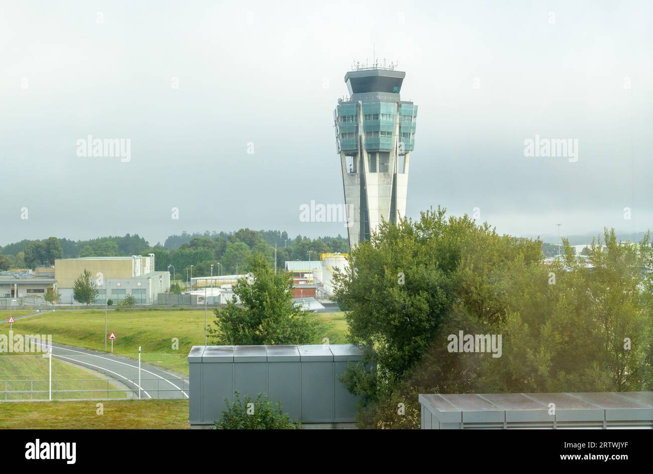Santiago de Compostela, Spanien, 12. September 2023: Blick auf den Flugsicherungsturm des Flughafens Santiago de Compostela Stockfoto