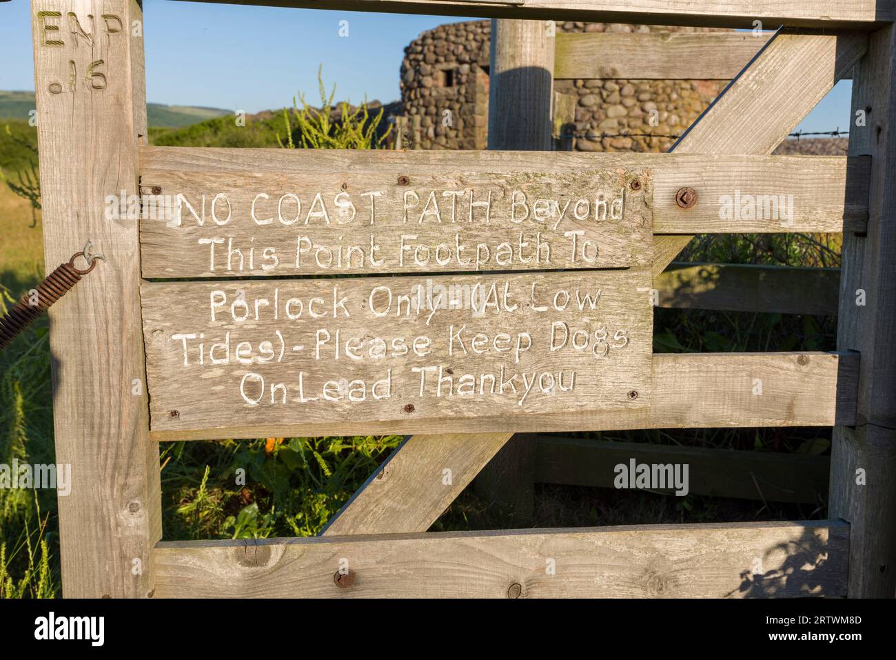 Ein Schild an einem Tor bei Porlock Marsh warnt, dass es keinen Küstenpfad vor sich gibt, da der Kieselgrat im Exmoor National Park, Somerset, England, durchbrochen ist. Stockfoto