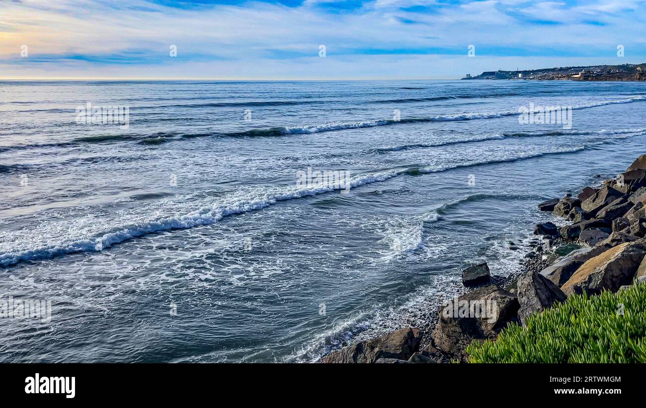 Klippe des Pazifischen Ozeans in der Nähe des Fischerdorfes Puerto Nuevo, in der Stadt Ensenada, einer kleinen mexikanischen Stadt im Bundesstaat Baja California. Stockfoto