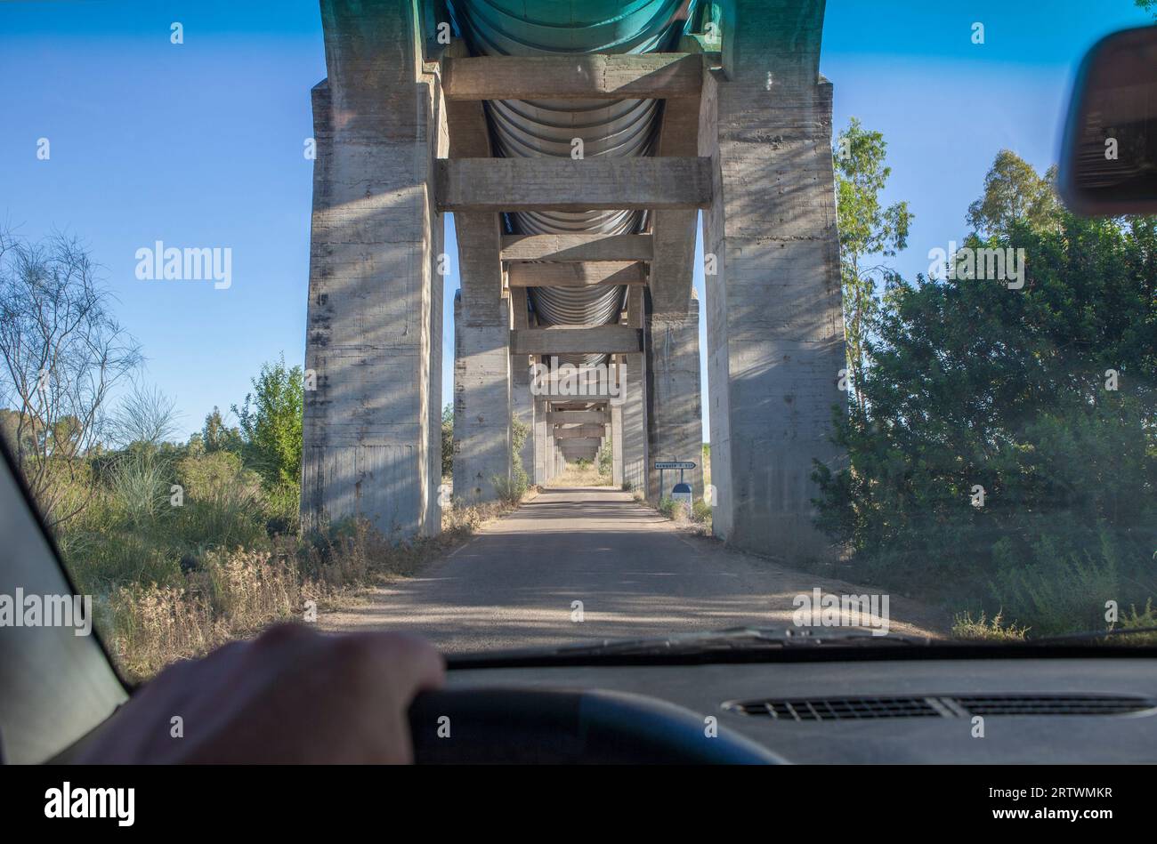 Fahren Sie unter dem Aquädukt Acedera. Orellana Bewässerungskanal, Vegas Altas del Guadiana, Extremadura, Spanien. Stockfoto