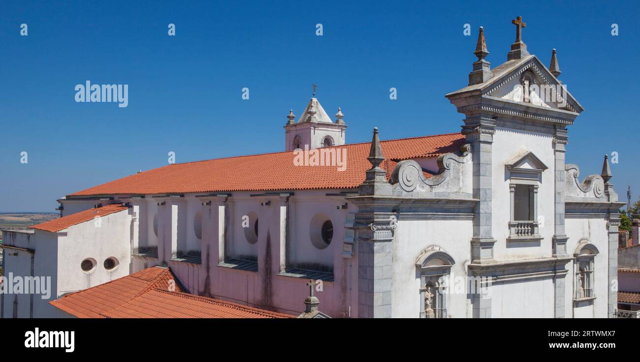 Kathedrale von St. James der große, Beja, Baixo Alentejo, Portugal. Luftaufnahme des emblematischen Denkmals der Stadt. Stockfoto