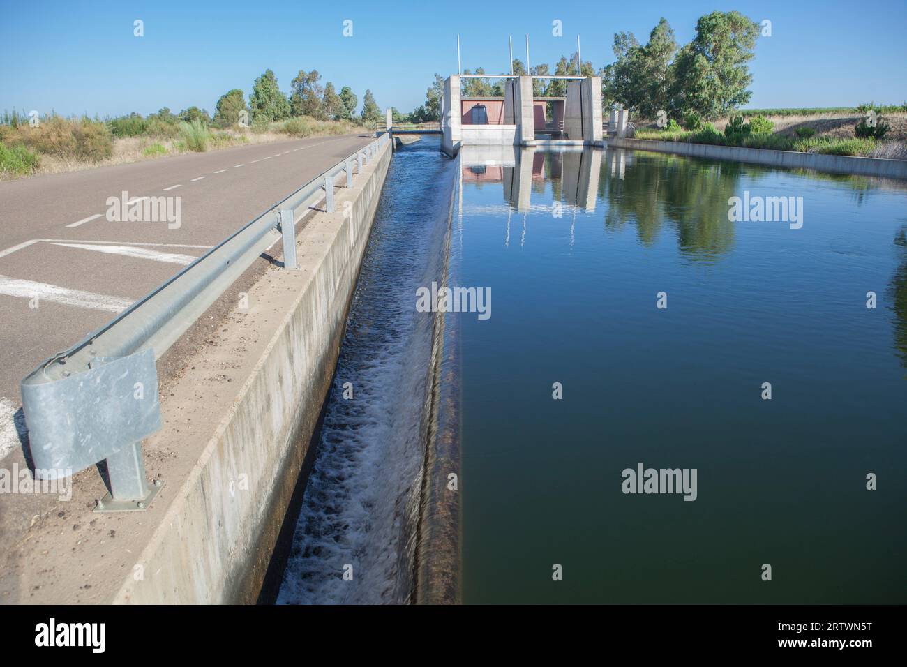 Hochwasserschutzstation des Bewässerungskanals. Las Vegas Altas del Guadiana, Badajoz, Extremadura, Spanien. Stockfoto