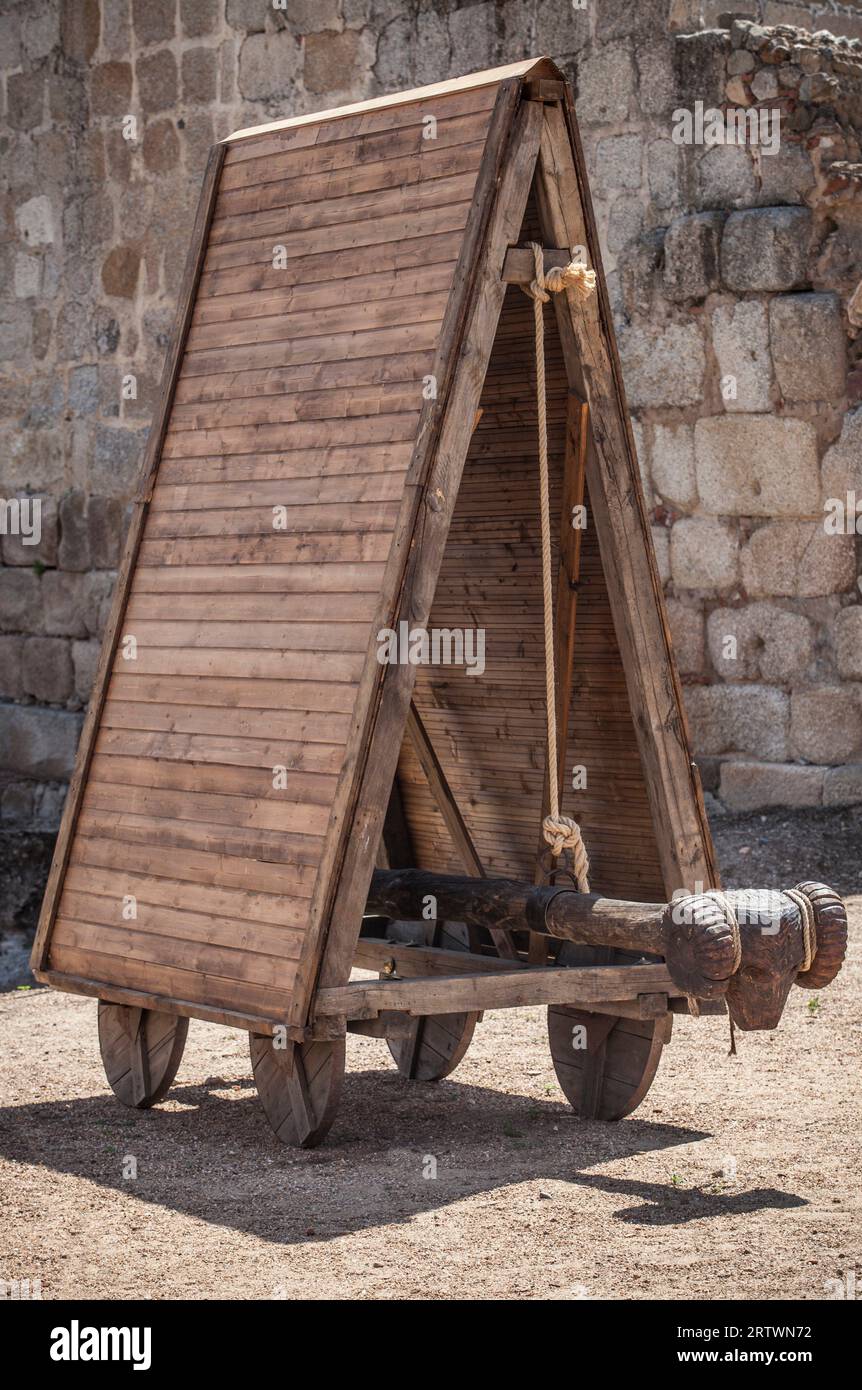 Replik-Stößel. Fahrbare Belagerungsmaschine, die in römischer Zeit verwendet wurde. Stockfoto