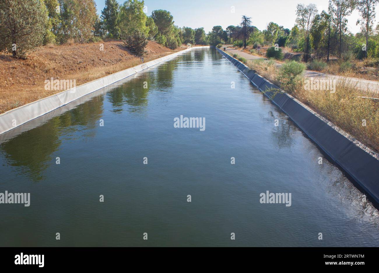 Orellana Bewässerungskanal über Vegas Altas del Guadiana, Badajoz, Extremadura, Spanien. Stockfoto