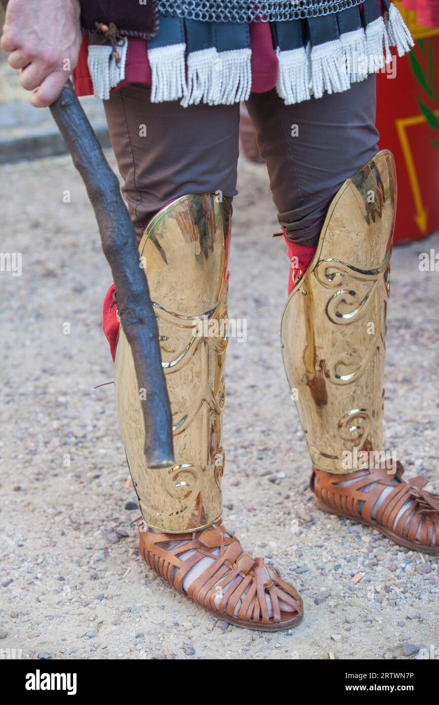 Centurion trägt goldene Grieben, eine alte Rüstung, die die Vorderseite des Beines schützt. Stockfoto