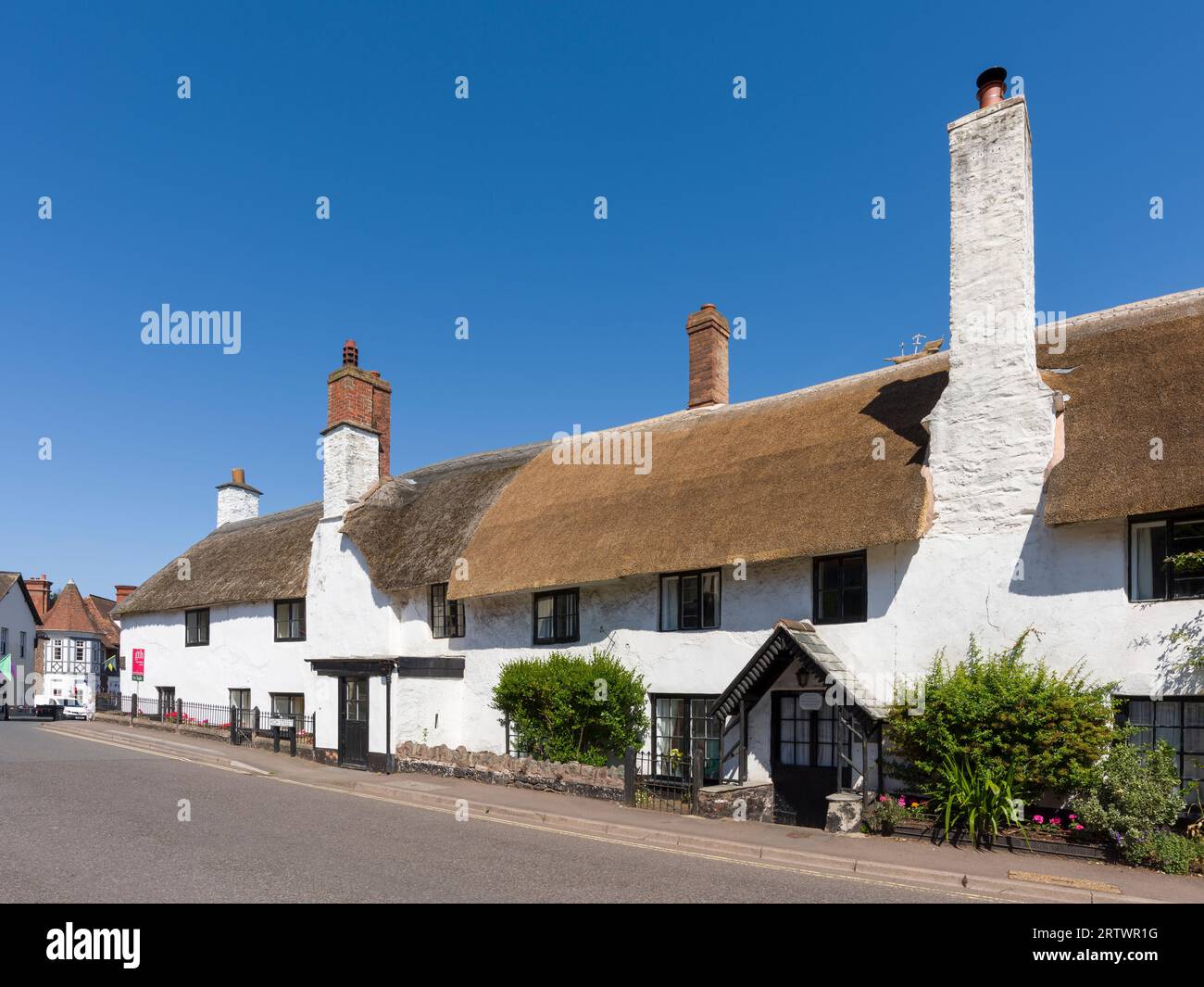 Reetgedeckte Cottages an der High Street im Dorf Porlock, Exmoor National Park, Somerset, England. Stockfoto