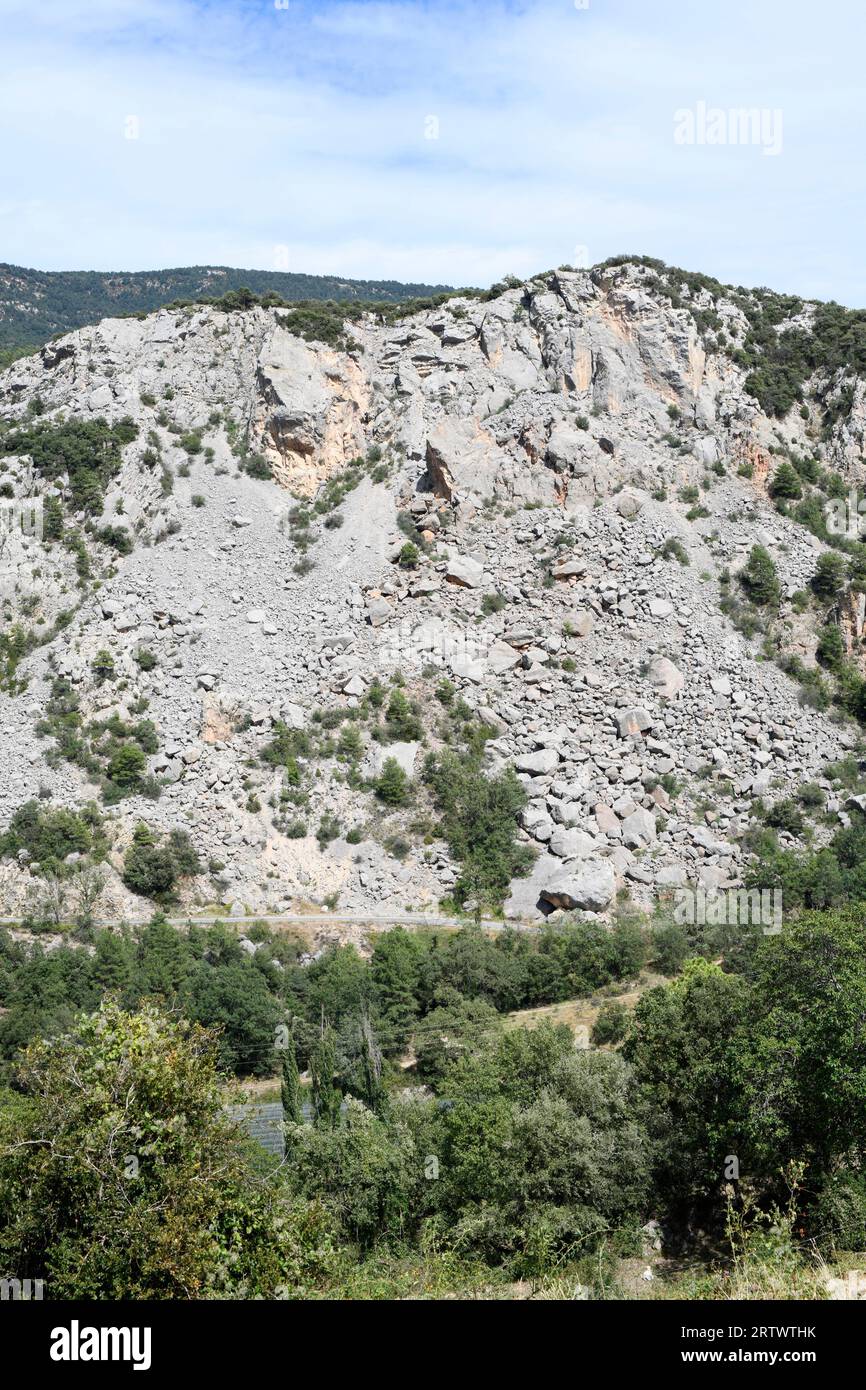 Muschelförmige Erosionsschelle. Dieses Foto wurde in Cambrils, Odèn, Lleida, Katalonien, Spanien aufgenommen. Stockfoto