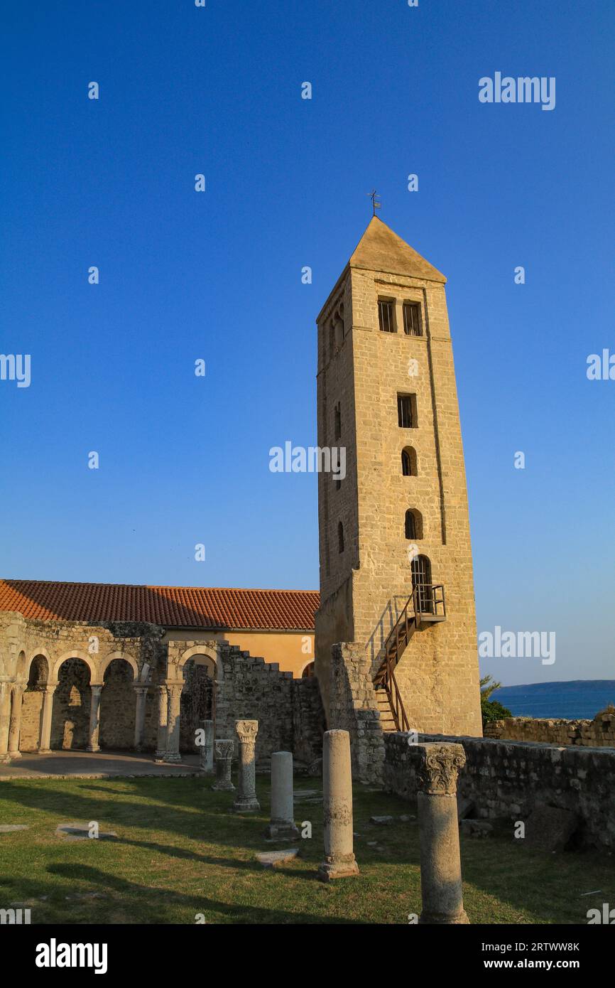 Blick auf die Glockentürme und Türme auf der Insel Rab in Kroatien Stockfoto