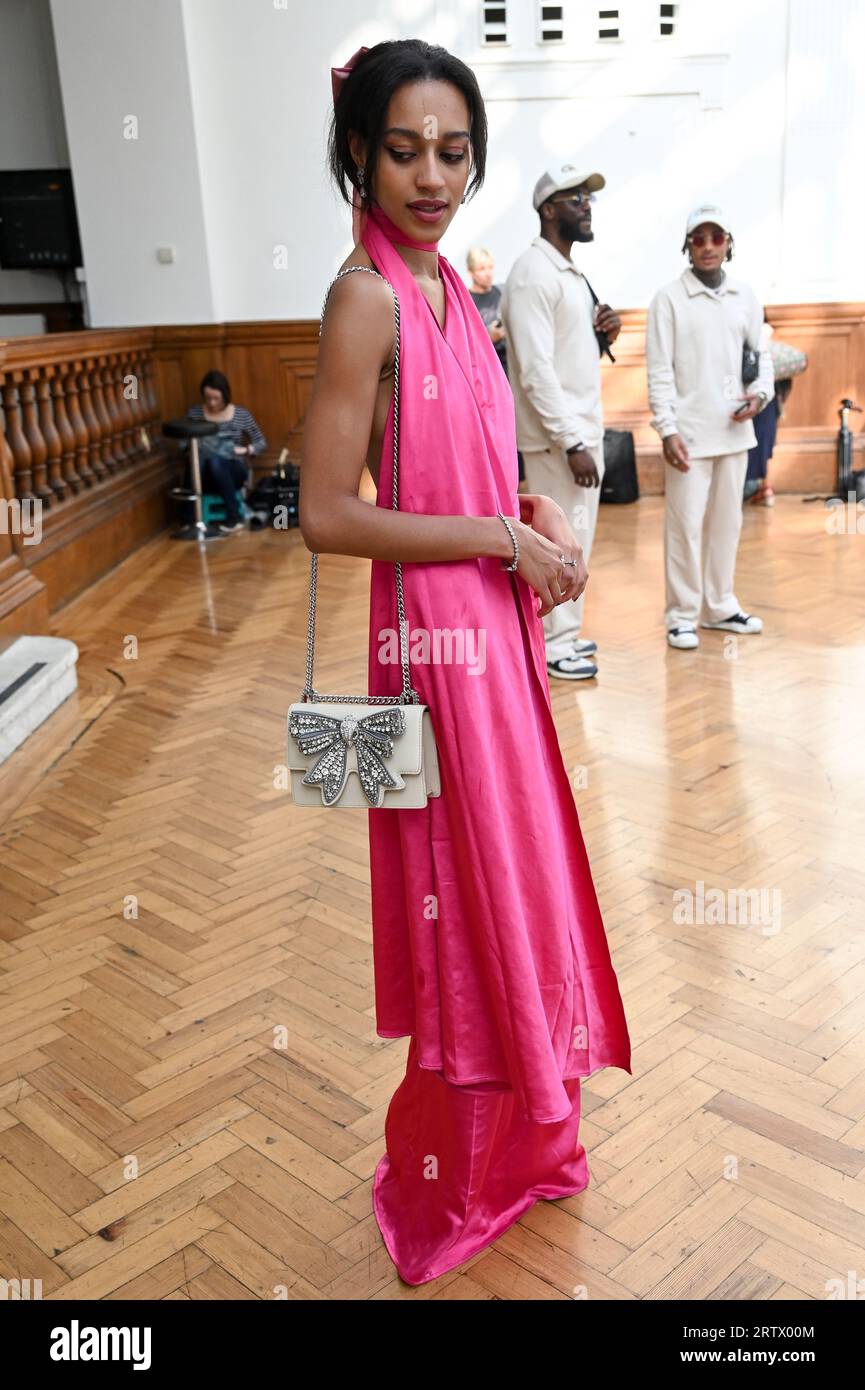 London, Großbritannien. September 2023. Lady Paris Smith - Made in Chelsea besucht Paul Costelloe SS24 Catwalk in den Royal Horticultural Halls, Lindley Hall und Lawrence Hall, The Lindley Hall, London, UK. Kredit: Siehe Li/Picture Capital/Alamy Live News Stockfoto