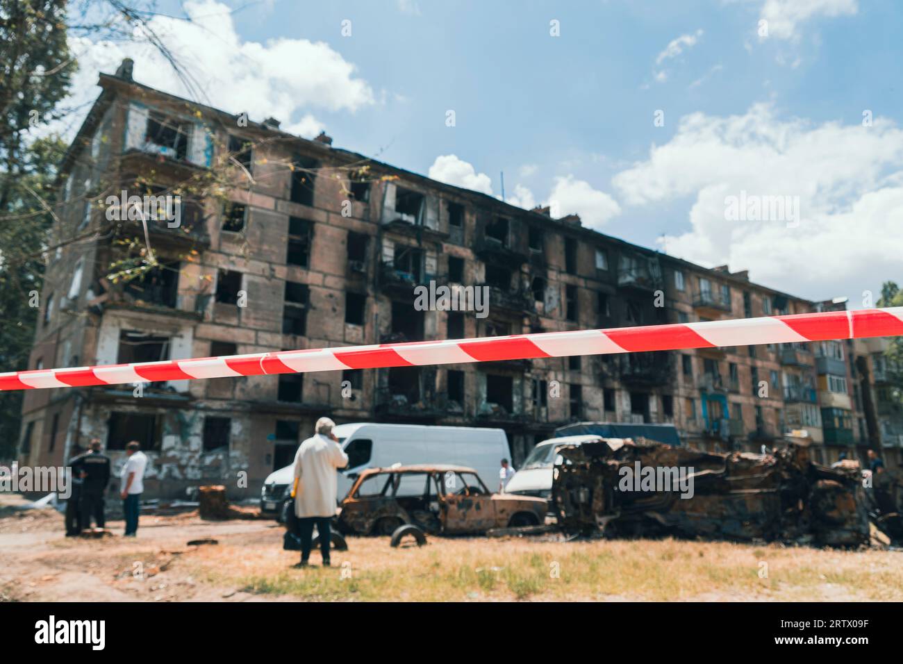 Stadt Krivoy Rog, Region Dnepropetrovsk, Ukraine - 06-15-2023: Wohngebäude durch Raketenangriff zerstört. Krieg in der Ukraine Stockfoto