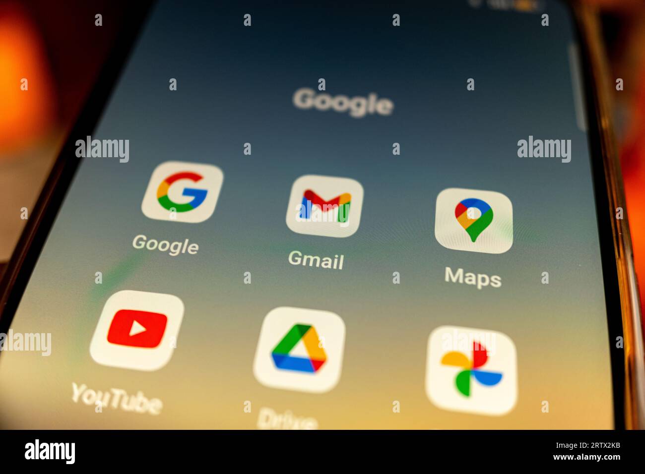 Madrid, Spanien 09 12 2023: Mobilgerät mit Google One-App auf dem Bildschirm Stockfoto