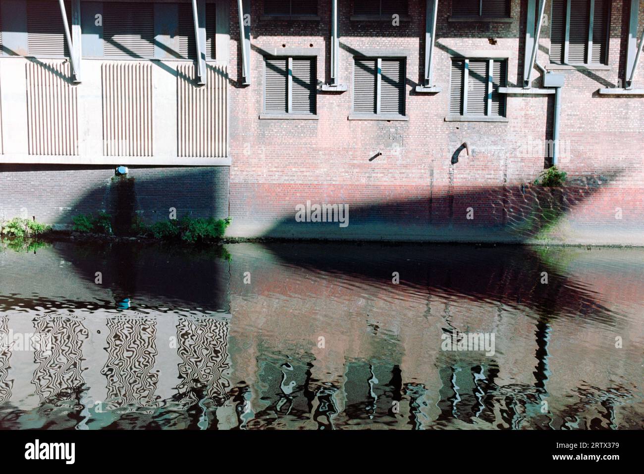 Nach links zeigender Pfeil, nach links zeigender Pfeil, Pfeil, gebildet aus Reflexionen von Schatten auf Wasser Stockfoto