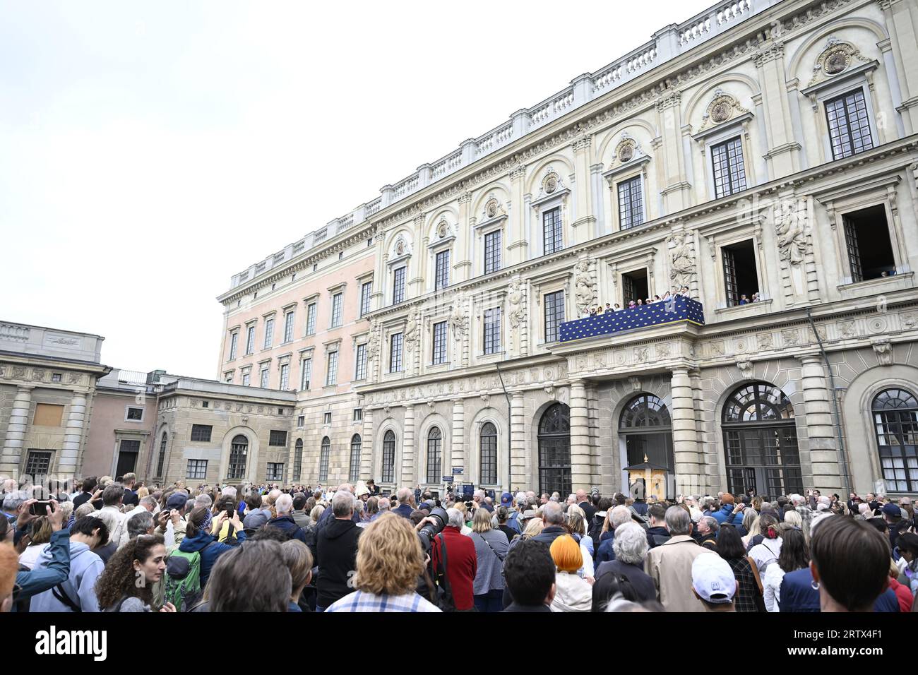 Die königliche Familie auf dem Balkon während des Wachwechsels im äußeren Hof des königlichen Palastes in Stockholm, Schweden, am 15. September 2023, im Zusammenhang mit dem 50. Jahrestag des Thronantritts von HM dem König. Foto: Jessica Gow / TT / Code 10070 Stockfoto