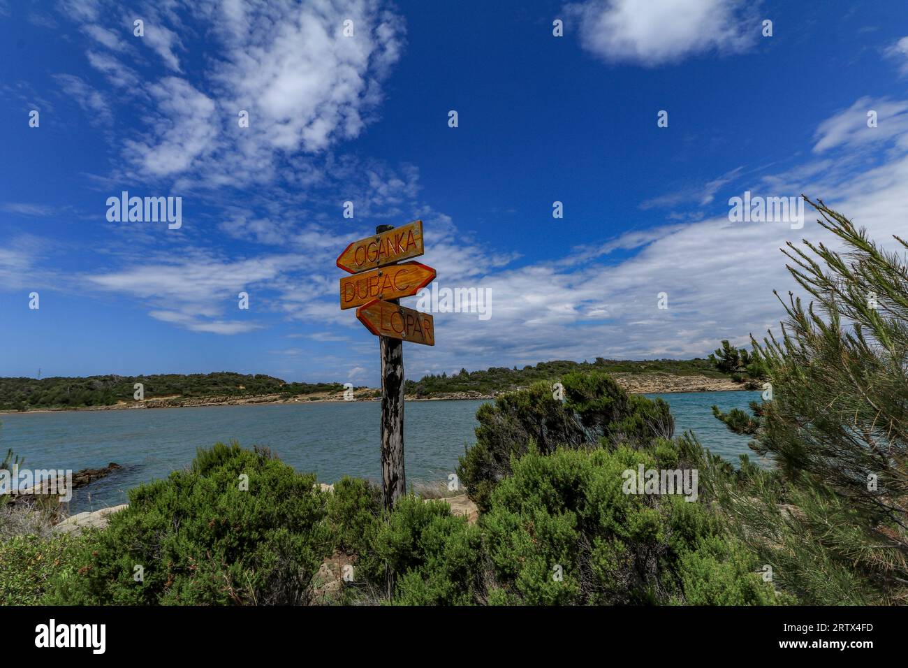 Die blaue Adria, das steinige Ufer der Insel Rab in Kroatien Stockfoto