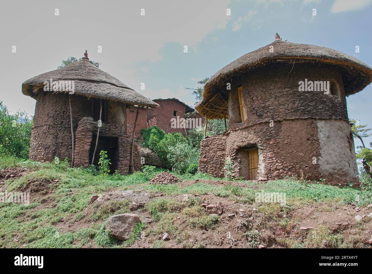 Lalibela, Äthiopien - 06 08 2011: Lehmhütten in der Nähe der orthodoxen Kirchen von Lalibela in Äthiopien. Stockfoto