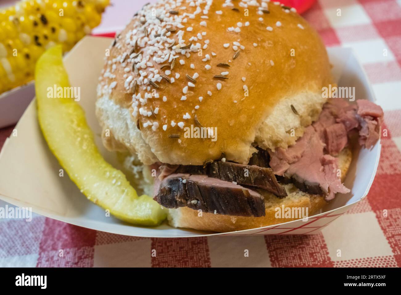 Aus nächster Nähe sehen Sie Rindfleisch auf Weck-Sandwiches, eine lokale Spezialität des westlichen New York State, insbesondere der Buffalo Area. Stockfoto