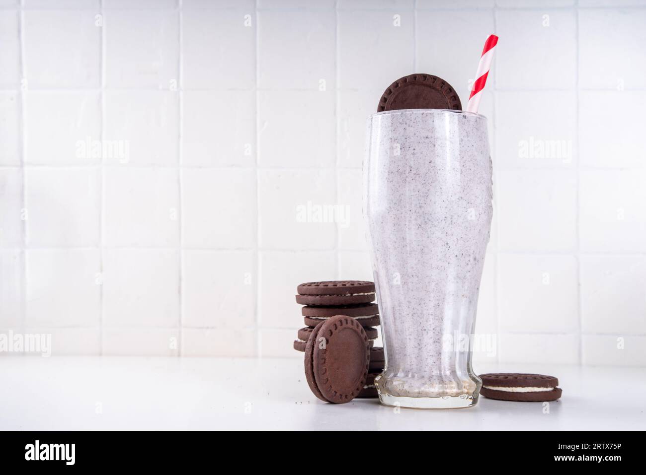 Plätzchen und Creme Milchshake oder Smoothie Schokolade oreo Plätzchen mit Vanillecreme Stockfoto
