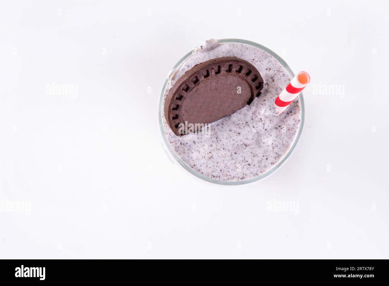 Plätzchen und Creme Milchshake oder Smoothie Schokolade oreo Plätzchen mit Vanillecreme Stockfoto