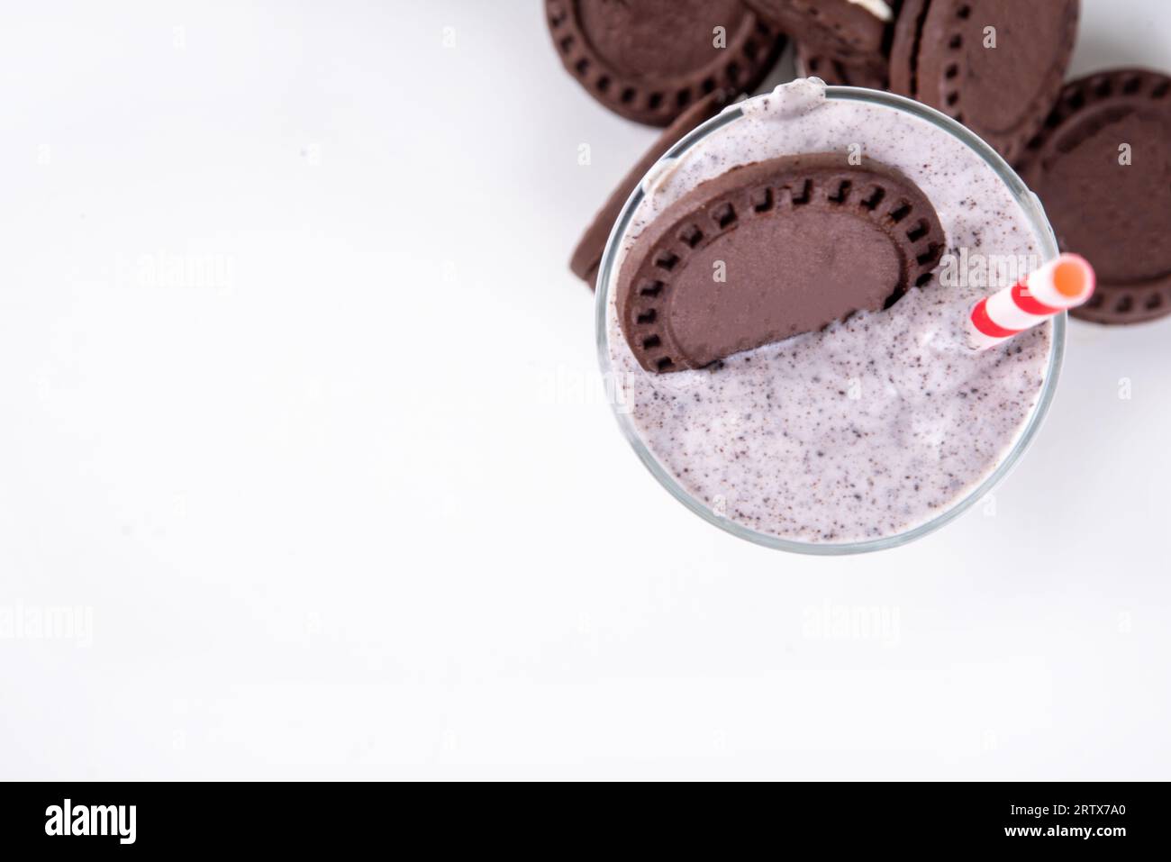 Plätzchen und Creme Milchshake oder Smoothie Schokolade oreo Plätzchen mit Vanillecreme Stockfoto